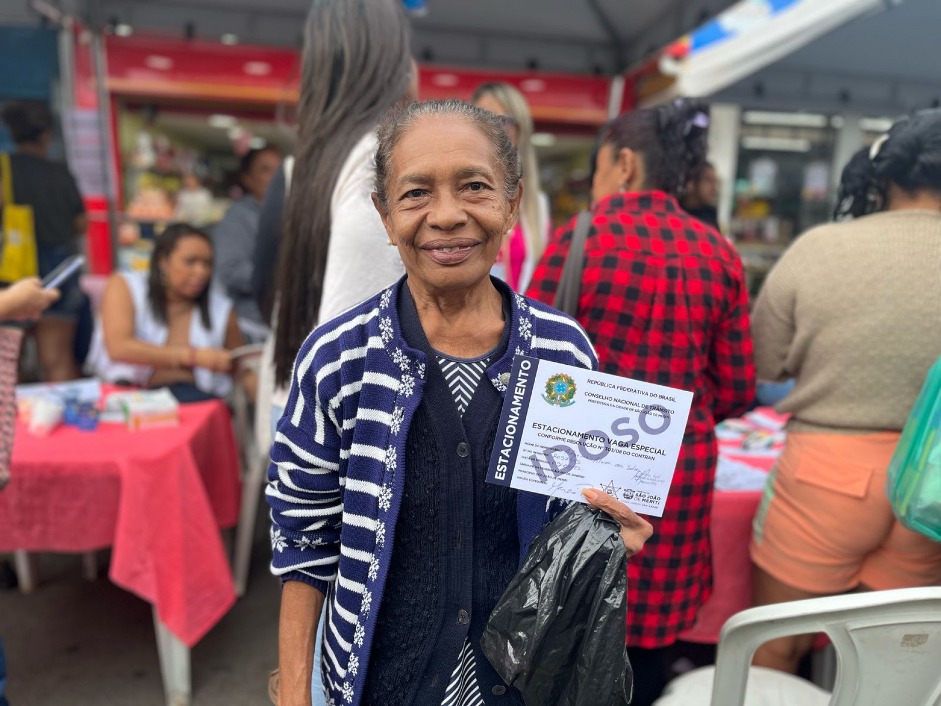 Dona Alzenir ficou feliz ap&oacute;s conseguir o credenciamento para Vaga de Idoso   - Gilberto Rocha/ PMSJM
