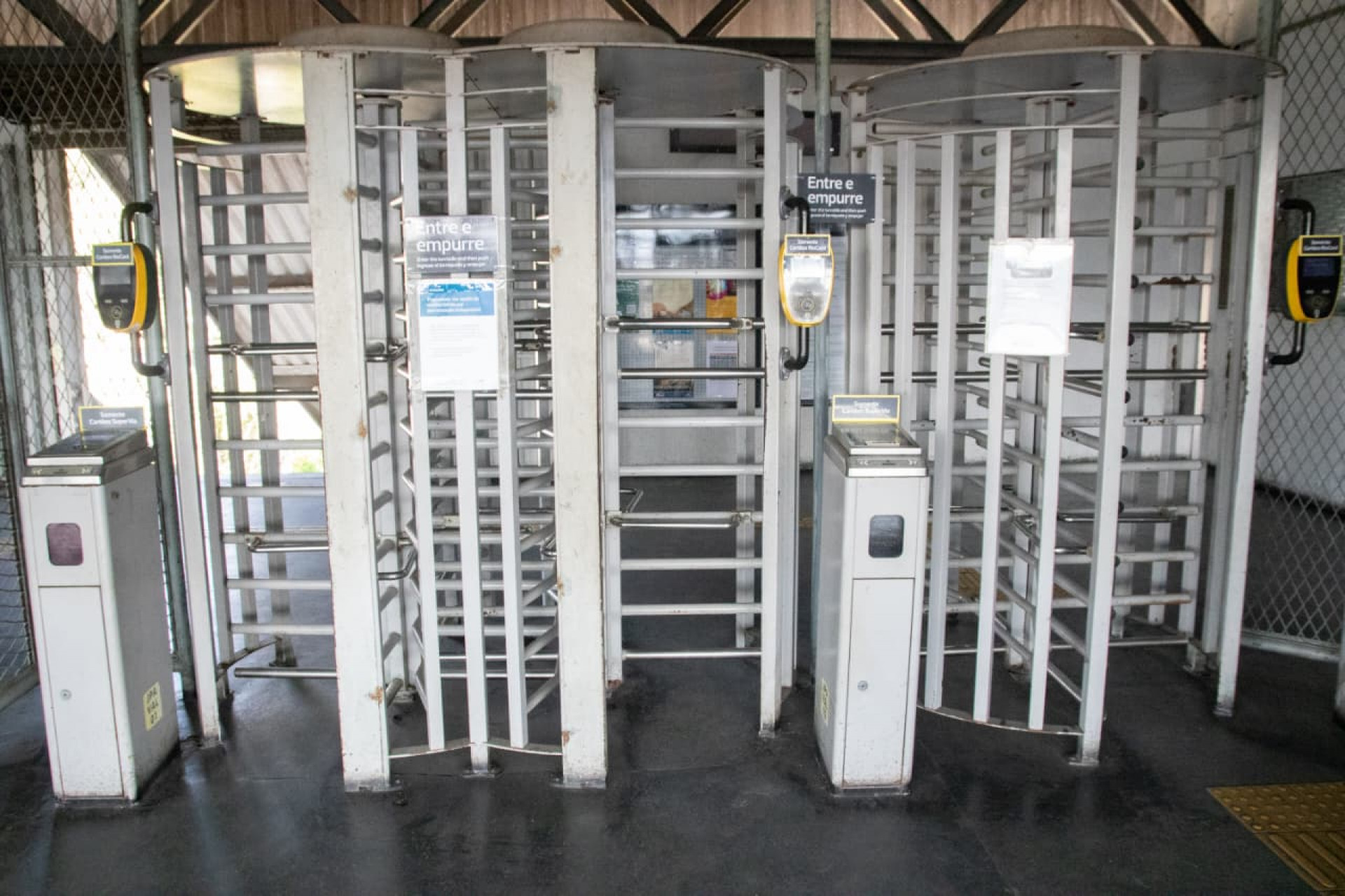 Estação Jardim Primavera fechada por furto de cabos  - Érica Martin/Agência O DIA