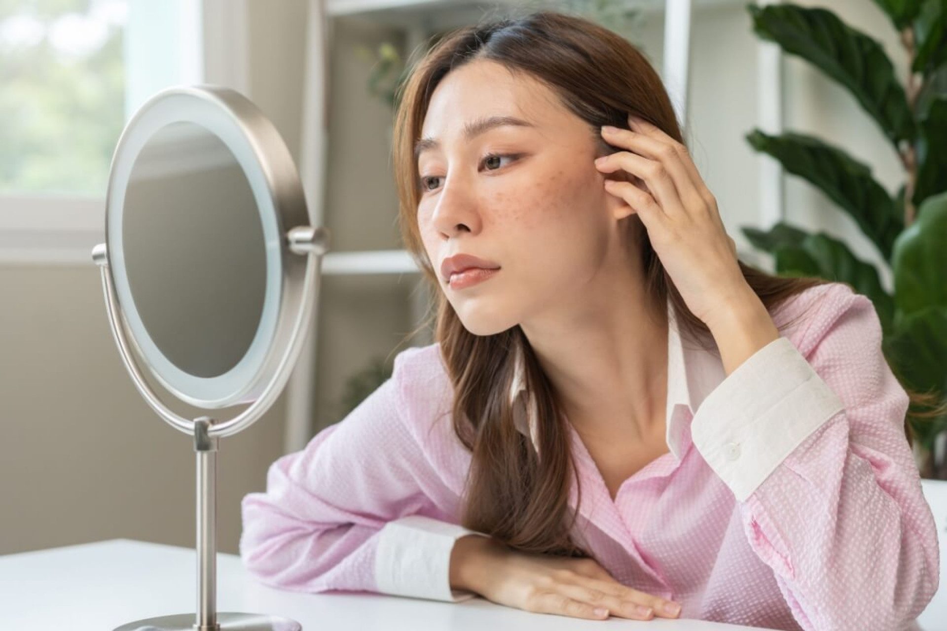 A luz azul emitida pelas telas pode prejudicar a sa&uacute;de da pele (Imagem: Kmpzzz | Shutterstock) 