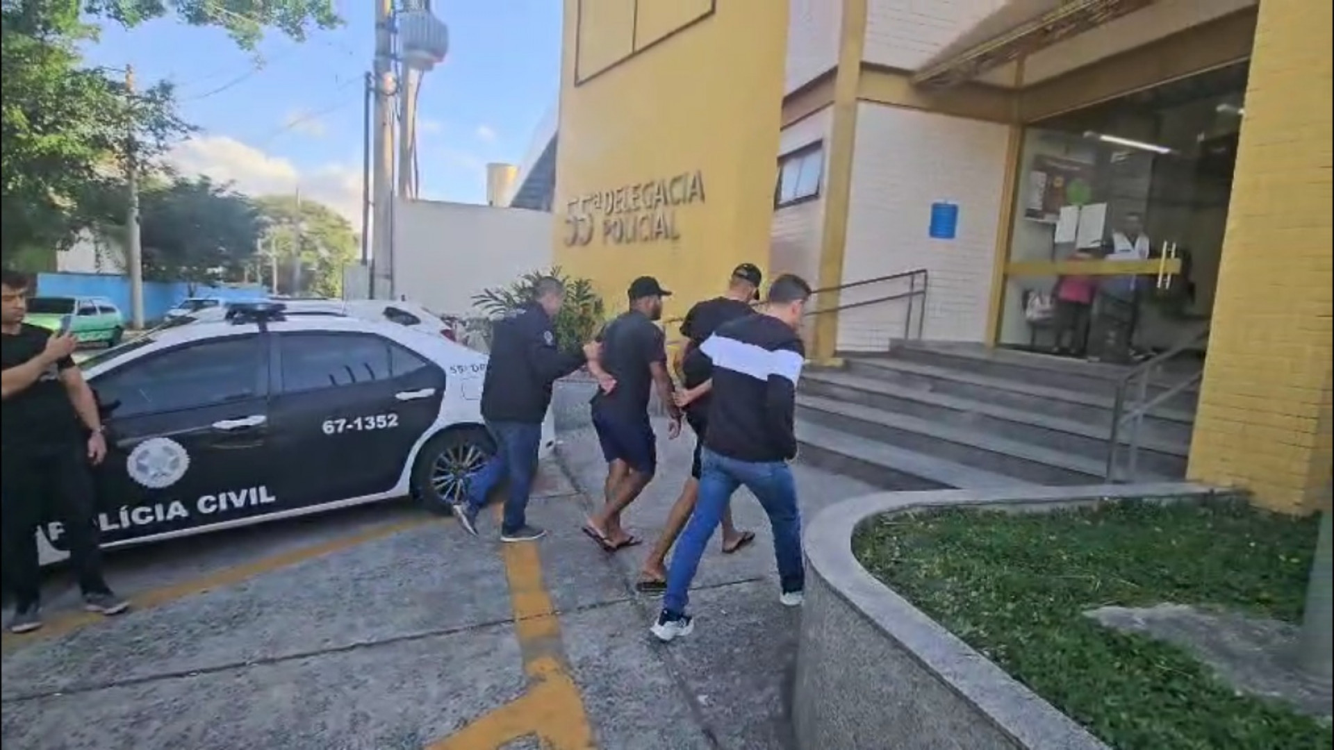 Dupla foi presa por agentes da 55ª DP (Queimados), com apoio do 24º BPM (Queimados) - Reprodução