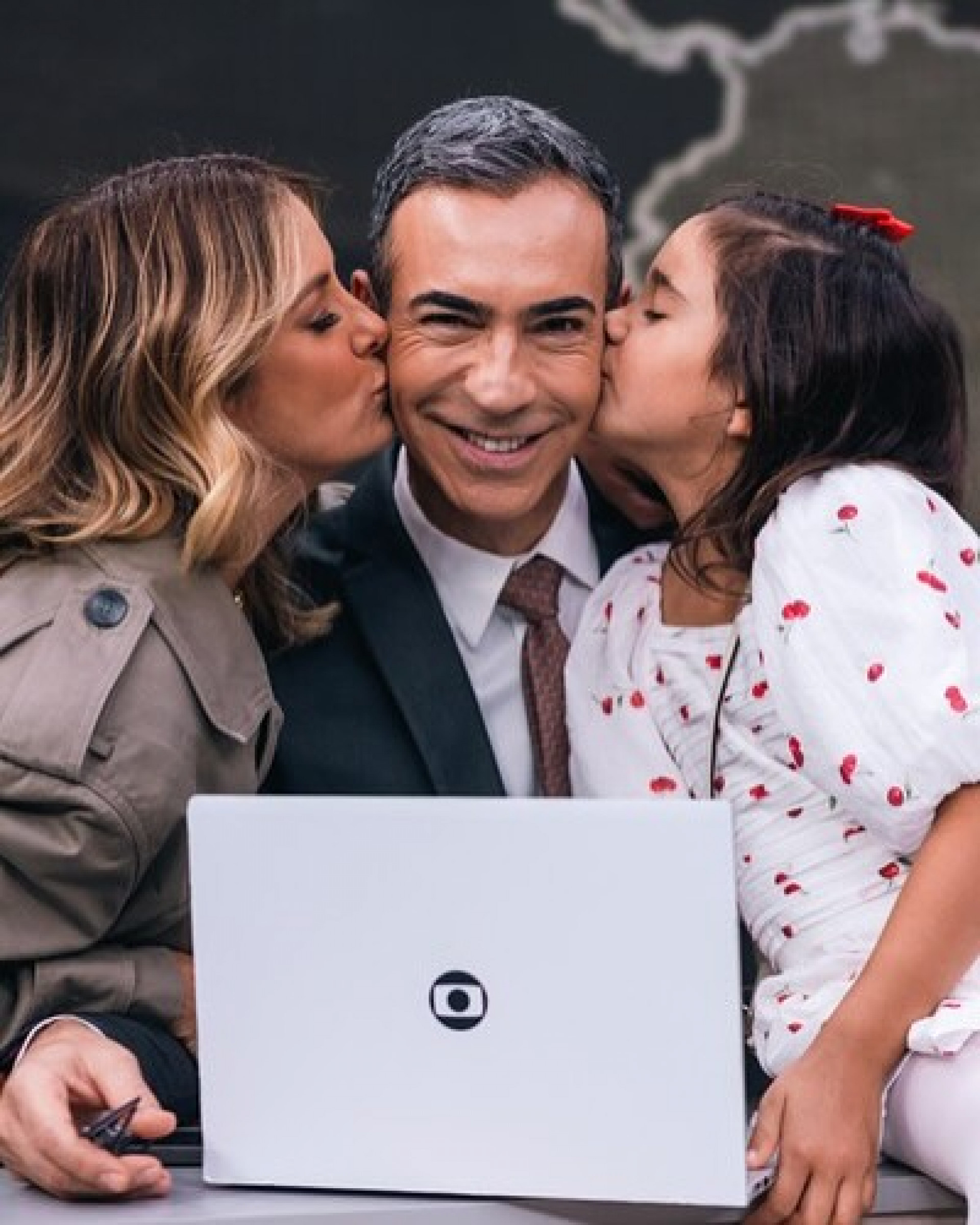 César Tralli recebe visita de Ticiane Pinheiro e da filha nos bastidores do 'Jornal Hoje' - Reprodução / Instagram