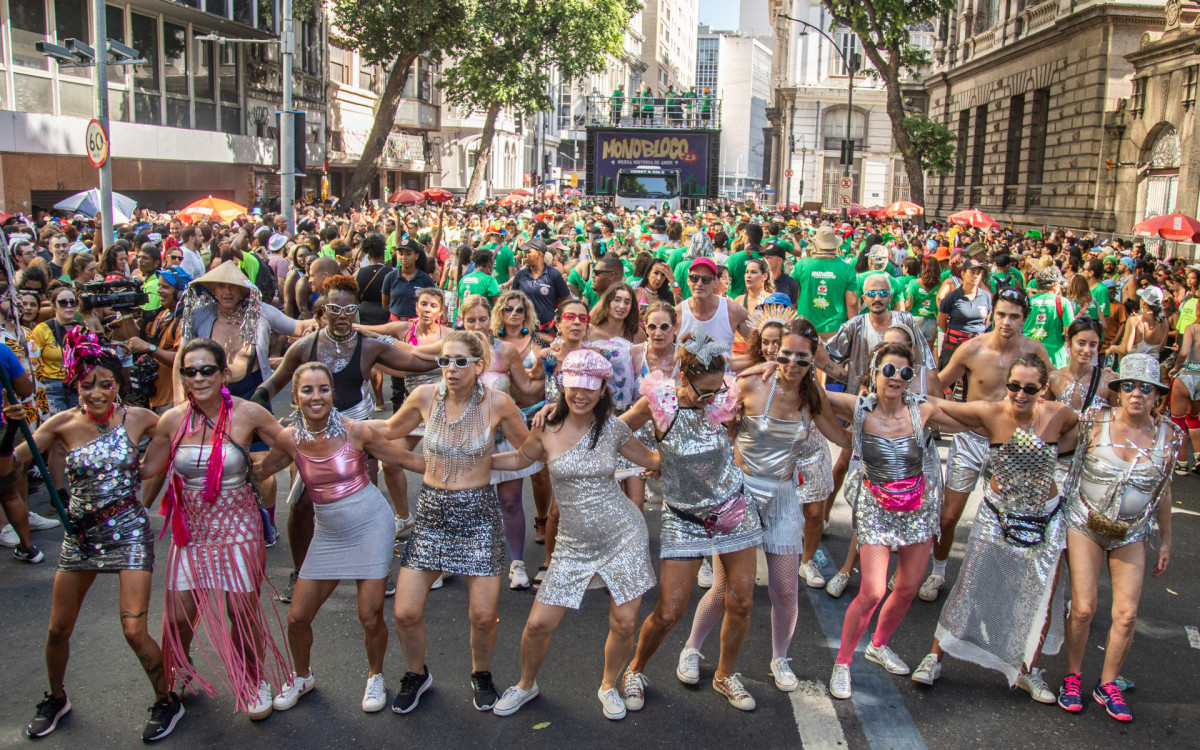 Desfile do Monobloco no carnaval de rua de 2025