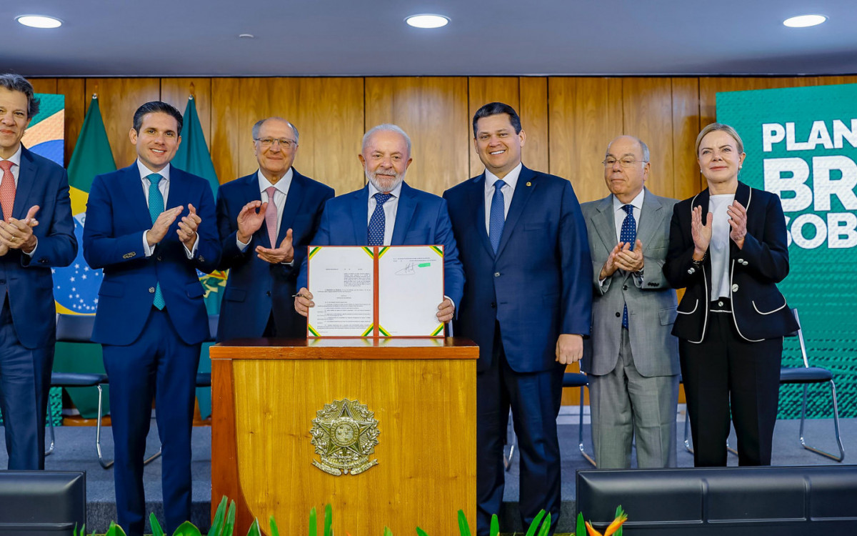 Presidente Lula e autoridades em cerimônia de assinatura da Medida Provisória 'Brasil Soberano' - Ricardo Stuckert / PR