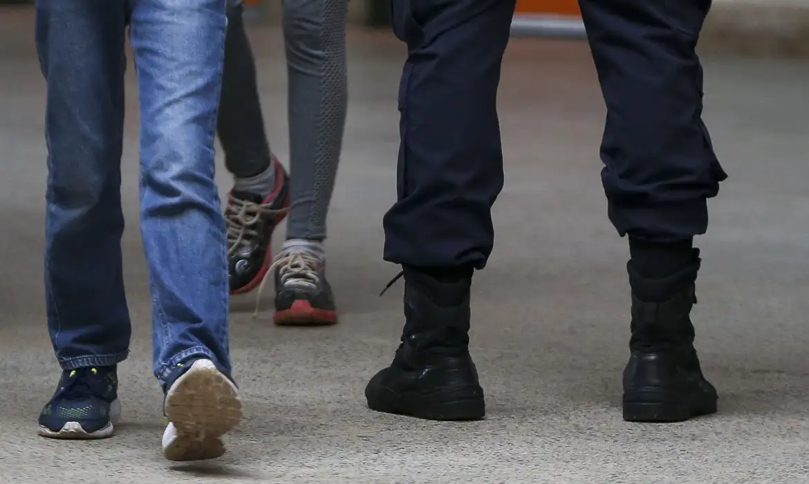 Tribunal de Contas suspende programa de escolas cívico-militares de MG