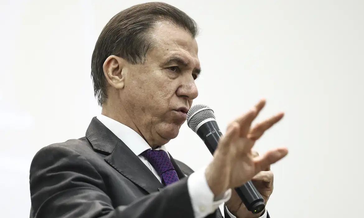 Ministro do Trabalho diz que país não deve se desesperar por tarifaço