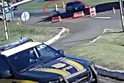 Vídeo: Homem pula de carro em movimento para escapar de sequestro relâmpago no Paraná