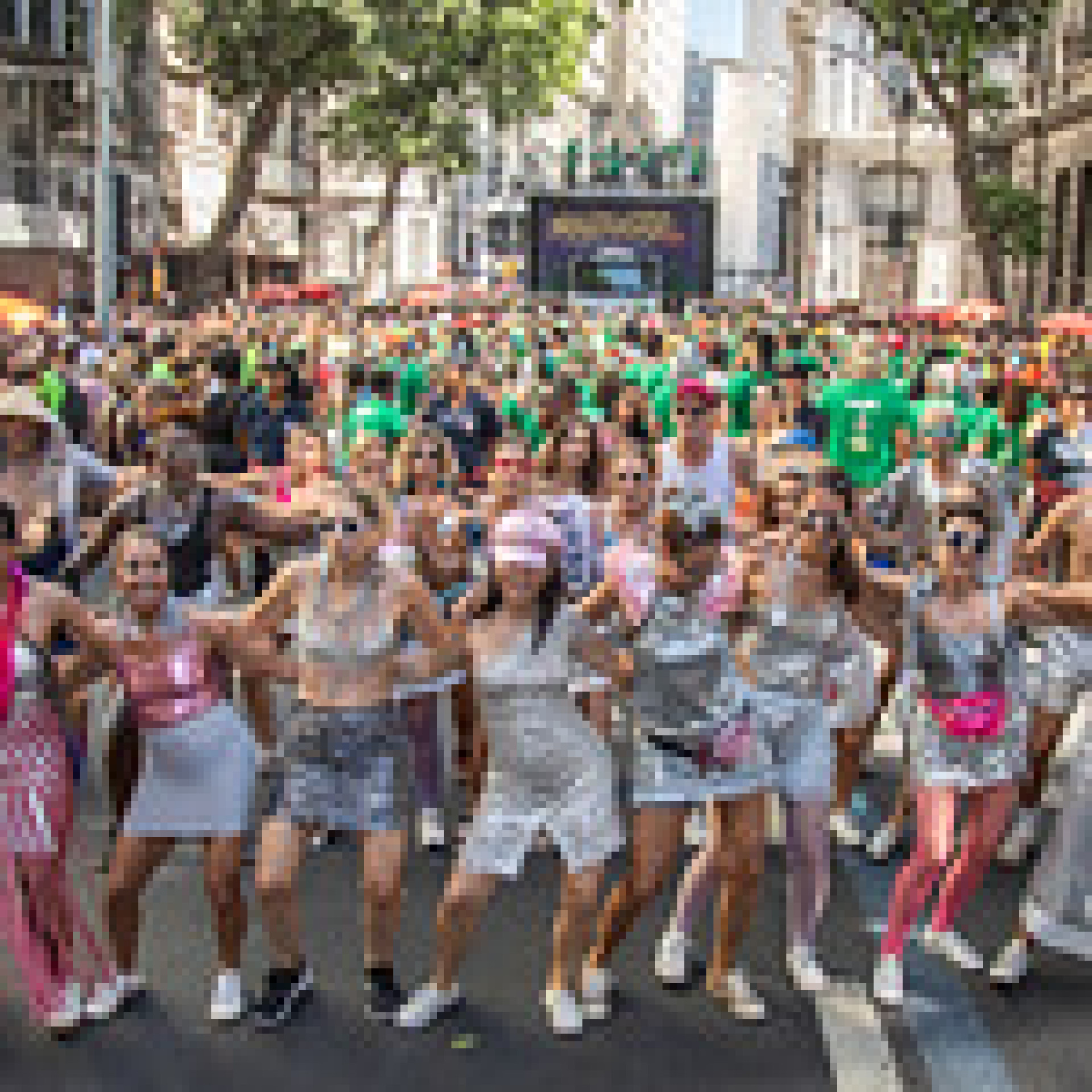 Desfile do Monobloco no carnaval de rua de 2025