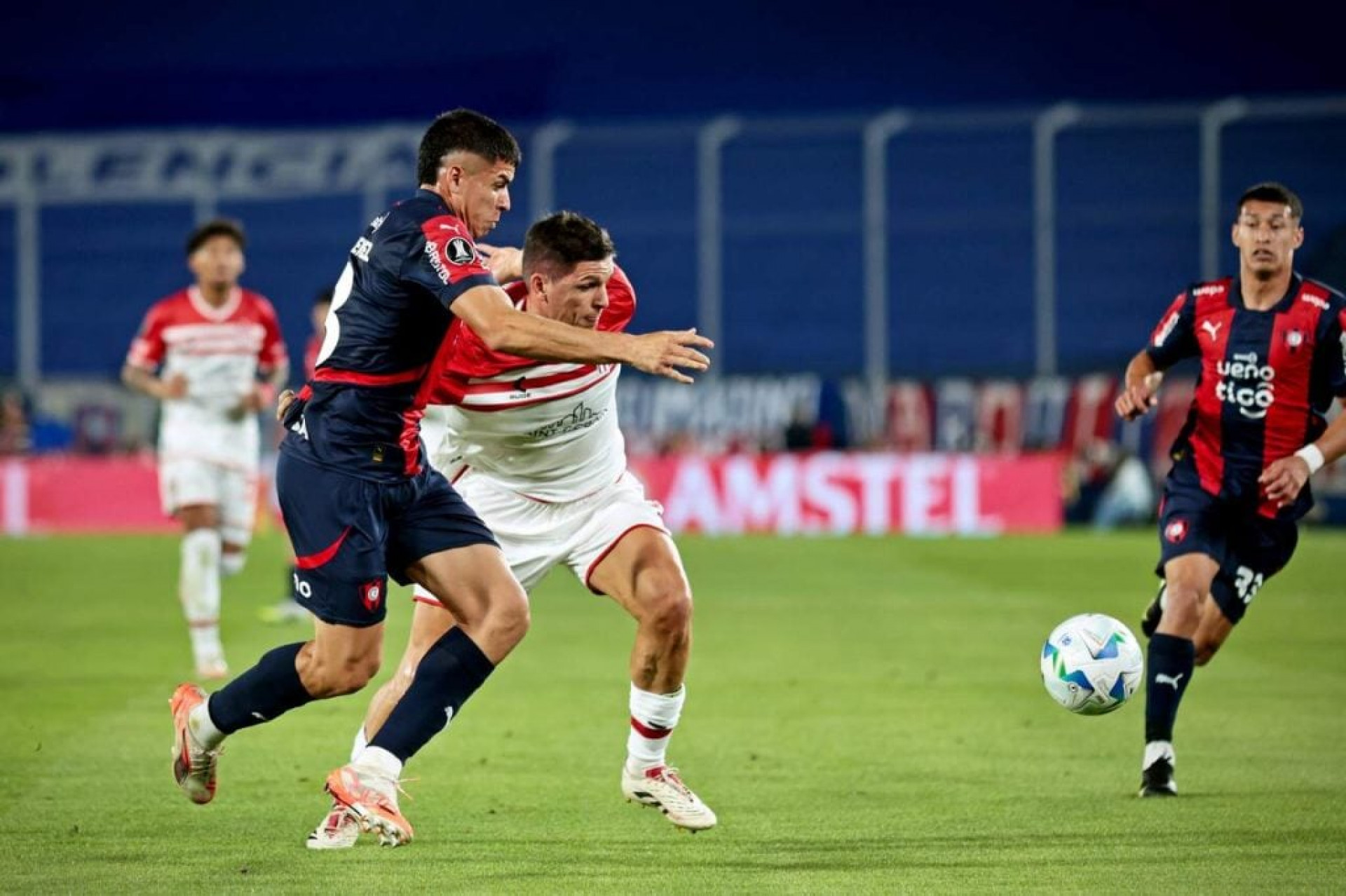 Nos acr&eacute;scimos, Estudiantes arranca vit&oacute;ria sobre o Cerro Porte&ntilde;o