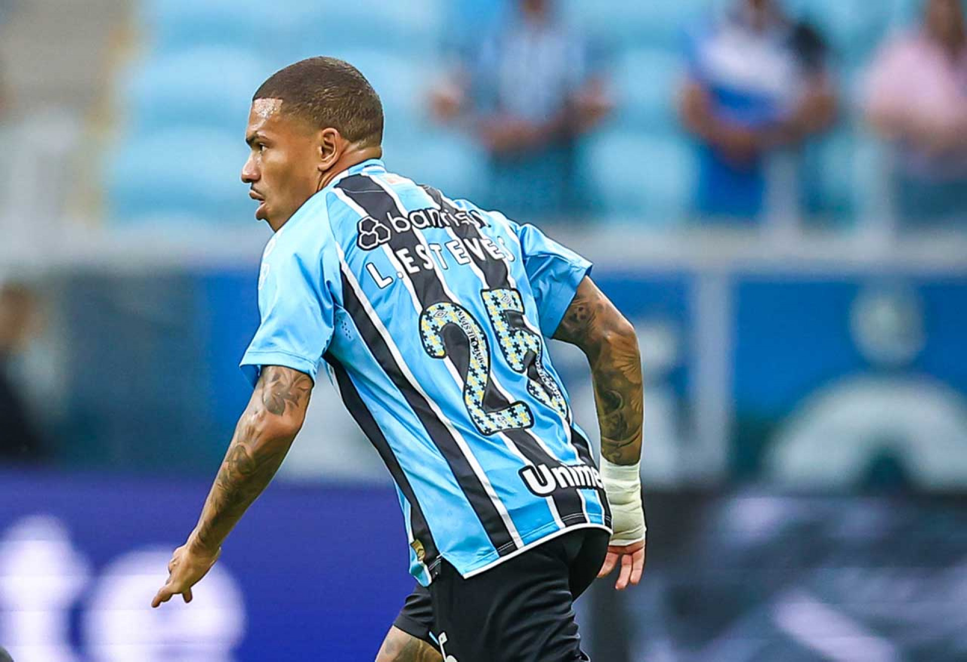 RS - FUTEBOL/CAMPEONATO BRASILEIRO 2025/GREMIO x FLAMENGO - ESPORTES - Lance da partida entre Gremio e Flamengo disputada na noite deste domingo, na Arena do Gremio, em partida valida pela Campeonato Brasileiro 2025. FOTO: LUCAS UEBEL/GREMIO FBPA