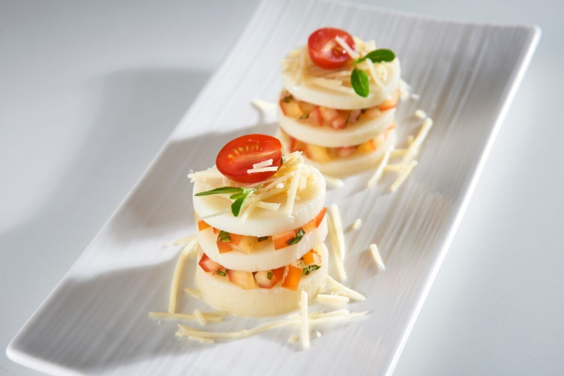 Palmito com tomate e queijo parmes&atilde;o (Imagem: dioimagens | Shutterstock)