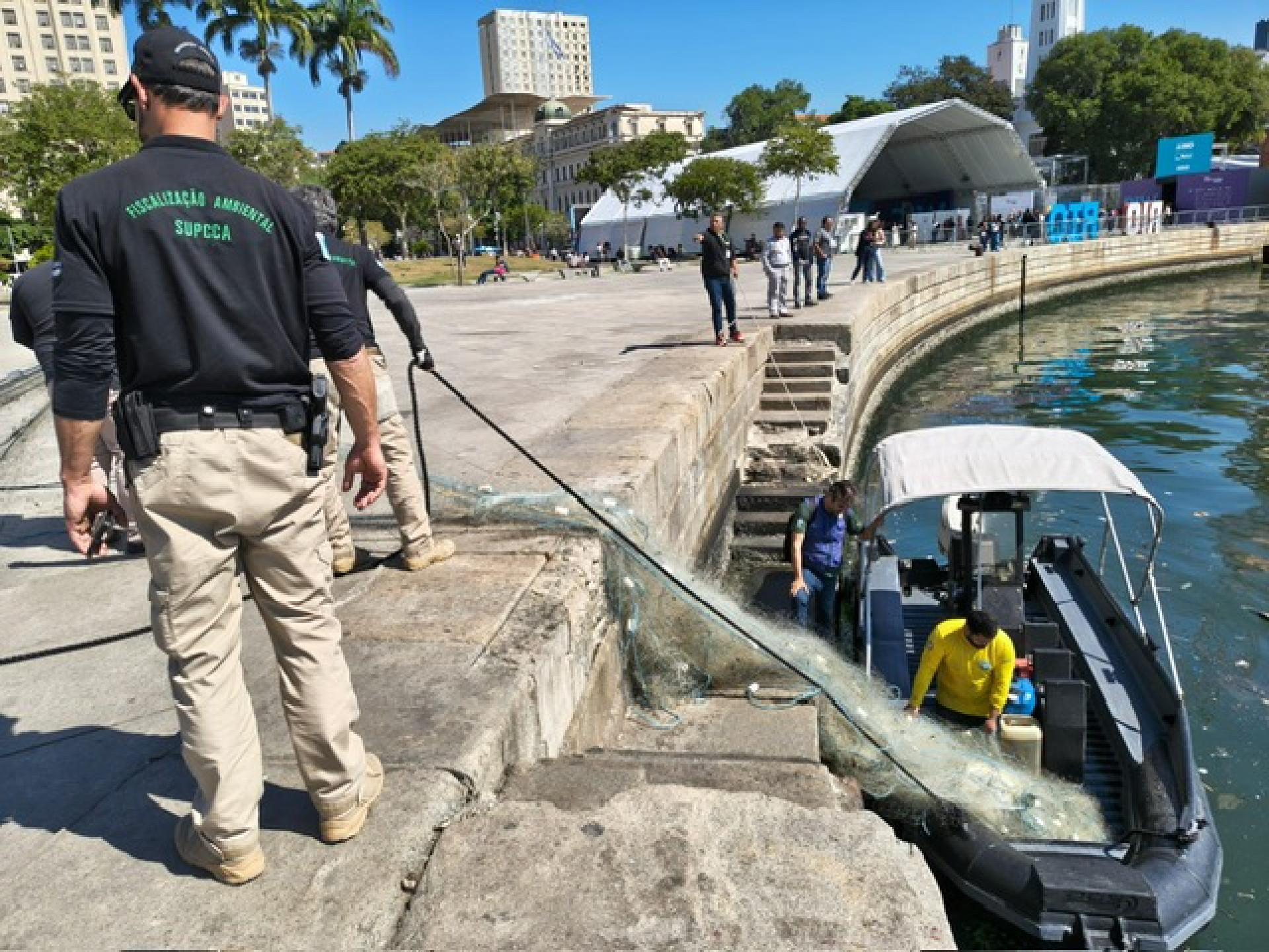 Autoridades encontraram redes de pesca em áreas de preservação na Zona Sul do Rio - Divulgação 