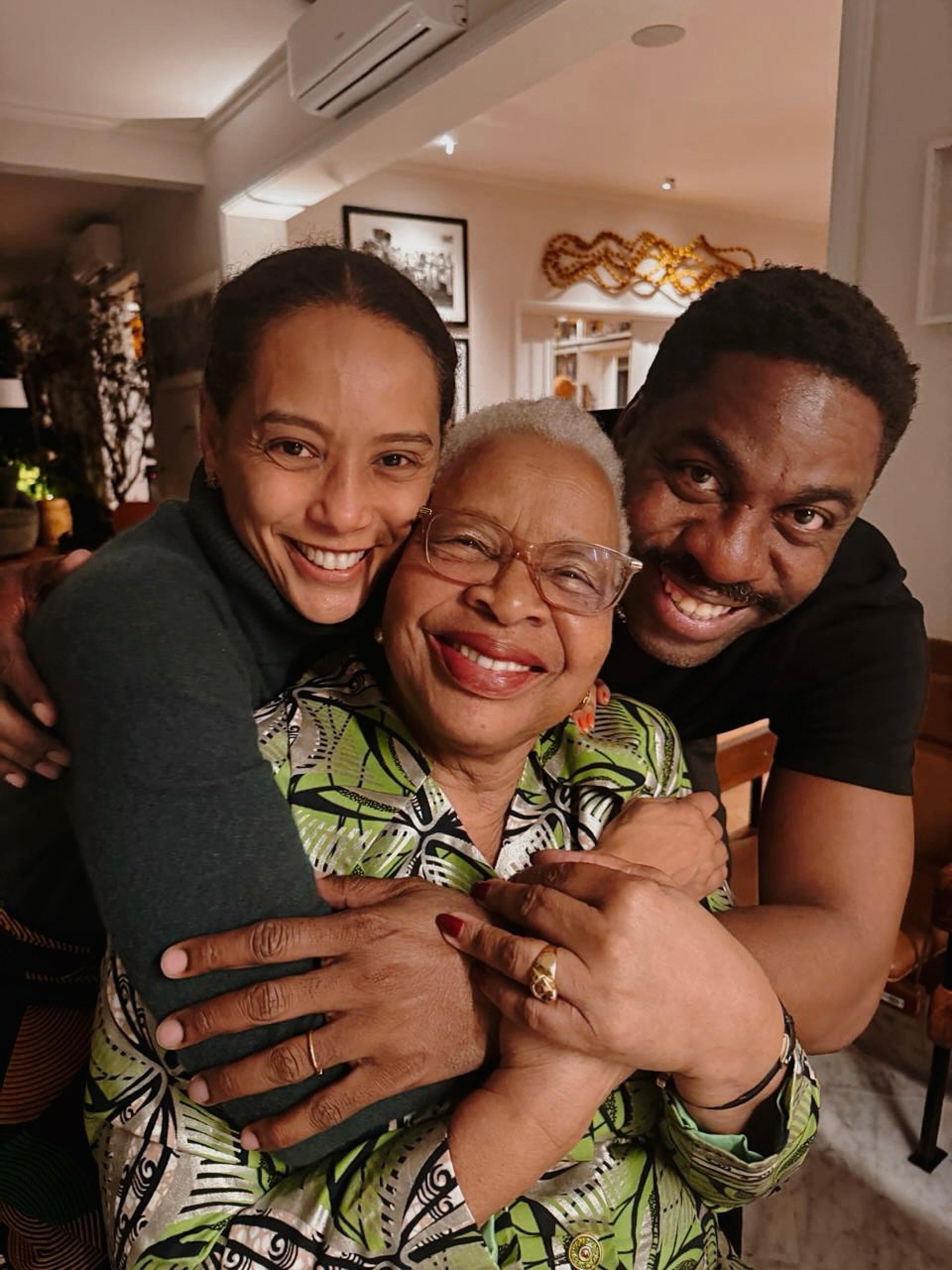 Taís Araújo e Lázaro Ramos receberam visita de Graça Simbine  - Reprodução/Instagram 