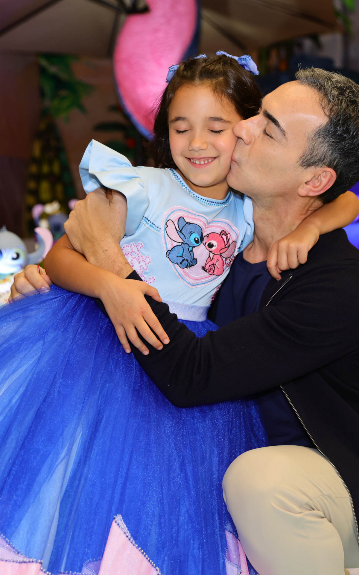 César Tralli dá beijinho no rosto da filha, Manuella