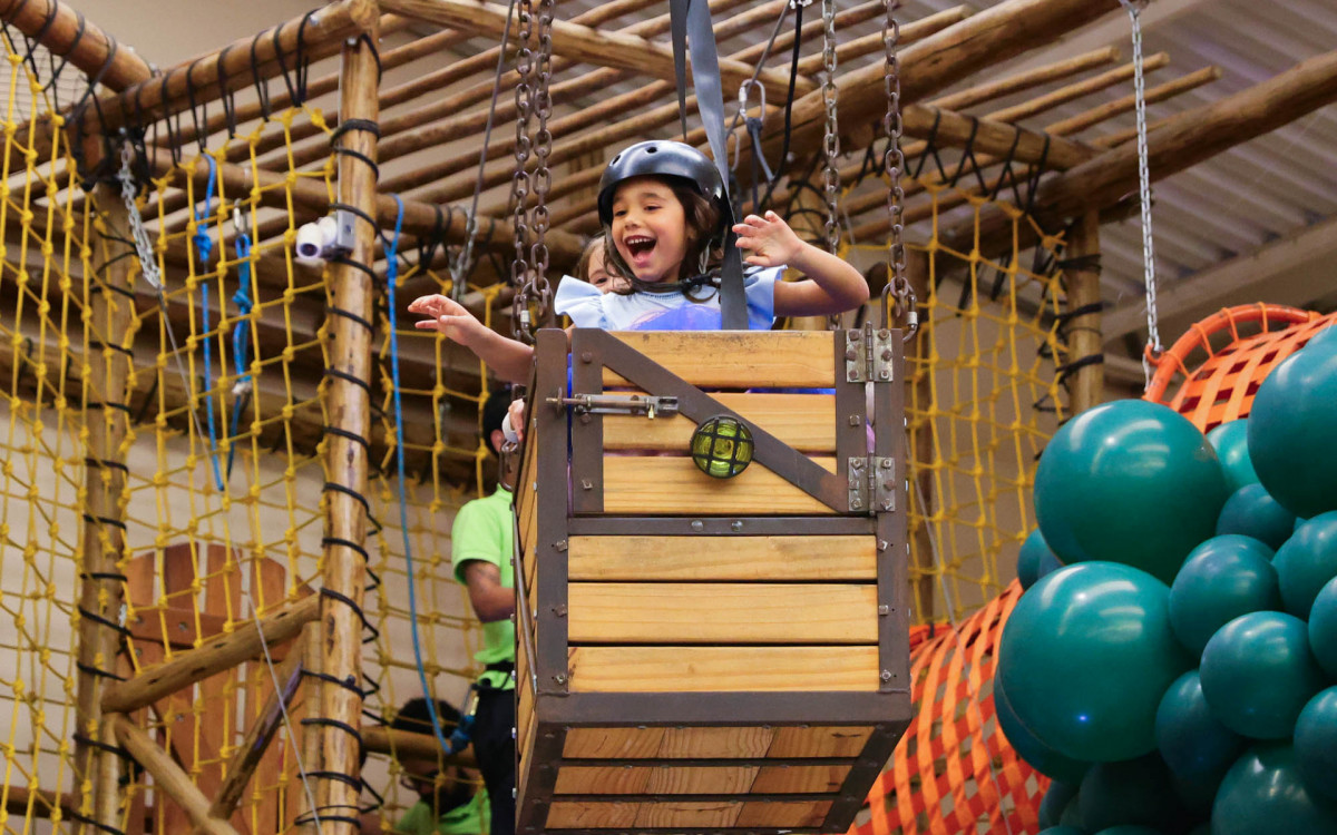 Filha de Ticiane Pinheiro e César Tralli, Manuella, se diverte no aniversário de 6 anos
