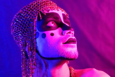 Ruan Sólis homenageia Ney Matogrosso em Rio das Ostras