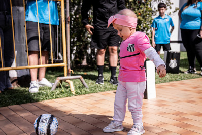 Torcedora de dois anos que luta contra o câncer visita CT do Santos e conhece Neymar