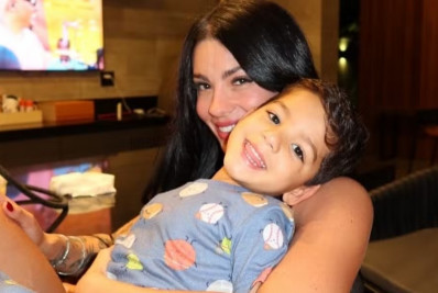 Após barraco com ex, namorada de Belo consegue guarda do filho