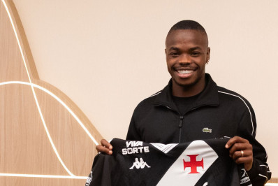 Andrés Gómez desembarca no Rio e é anunciado pelo Vasco