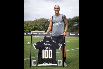 Puma Rodríguez completa 100 jogos pelo Vasco e recebe homenagem