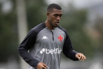 Com assédio de futebol saudita, Vasco tenta aumentar multa de Rayan