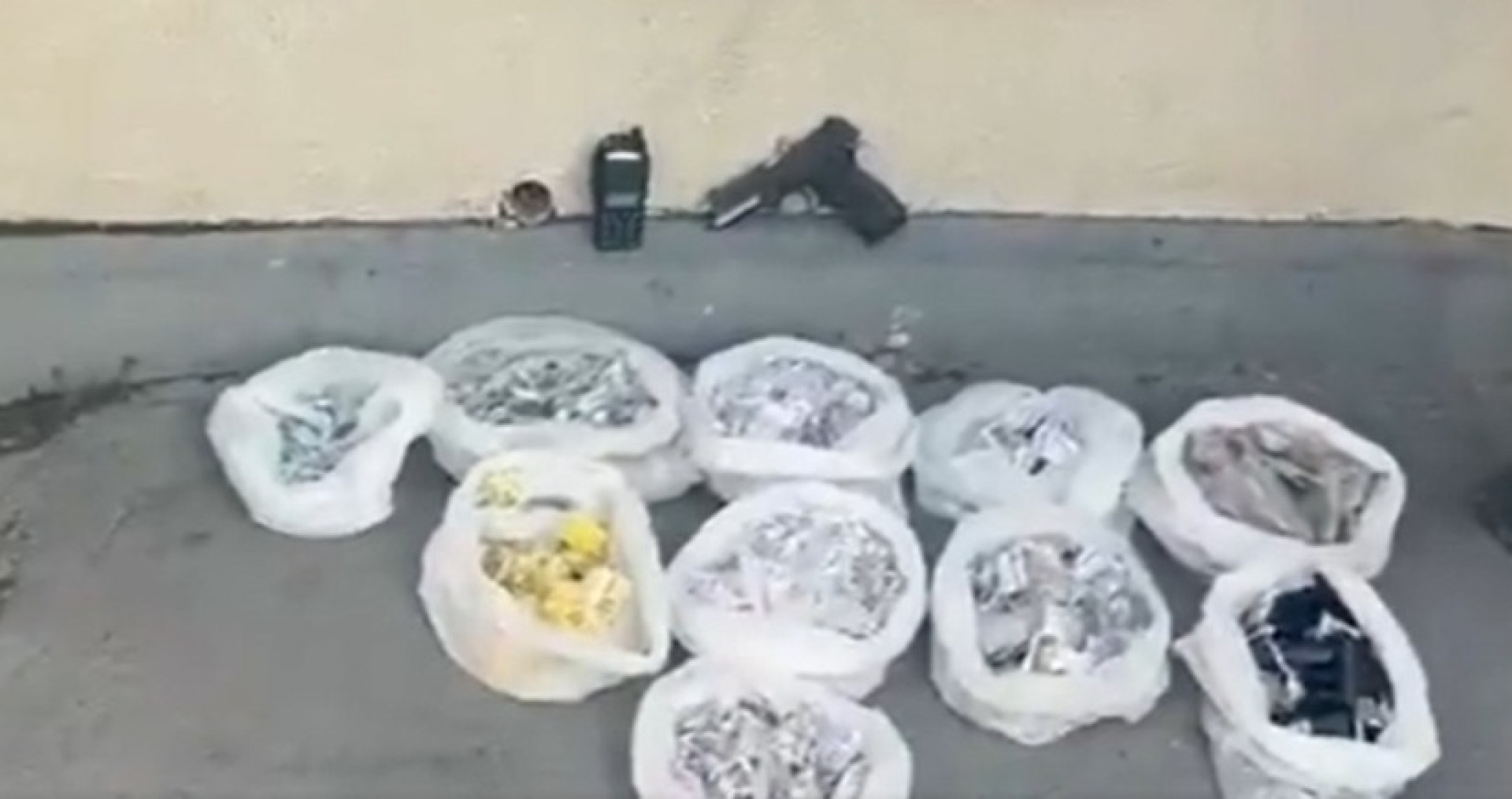 Pistola e drogas foram apreendidas depois de troca de tiros no Juramento - Reprodução / Redes Sociais