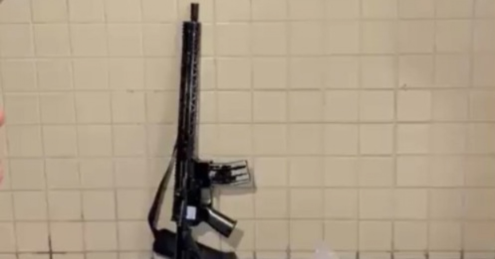 Fuzil foi apreendido após confronto em comunidade da Vila Kosmos - Reprodução / Redes Sociais