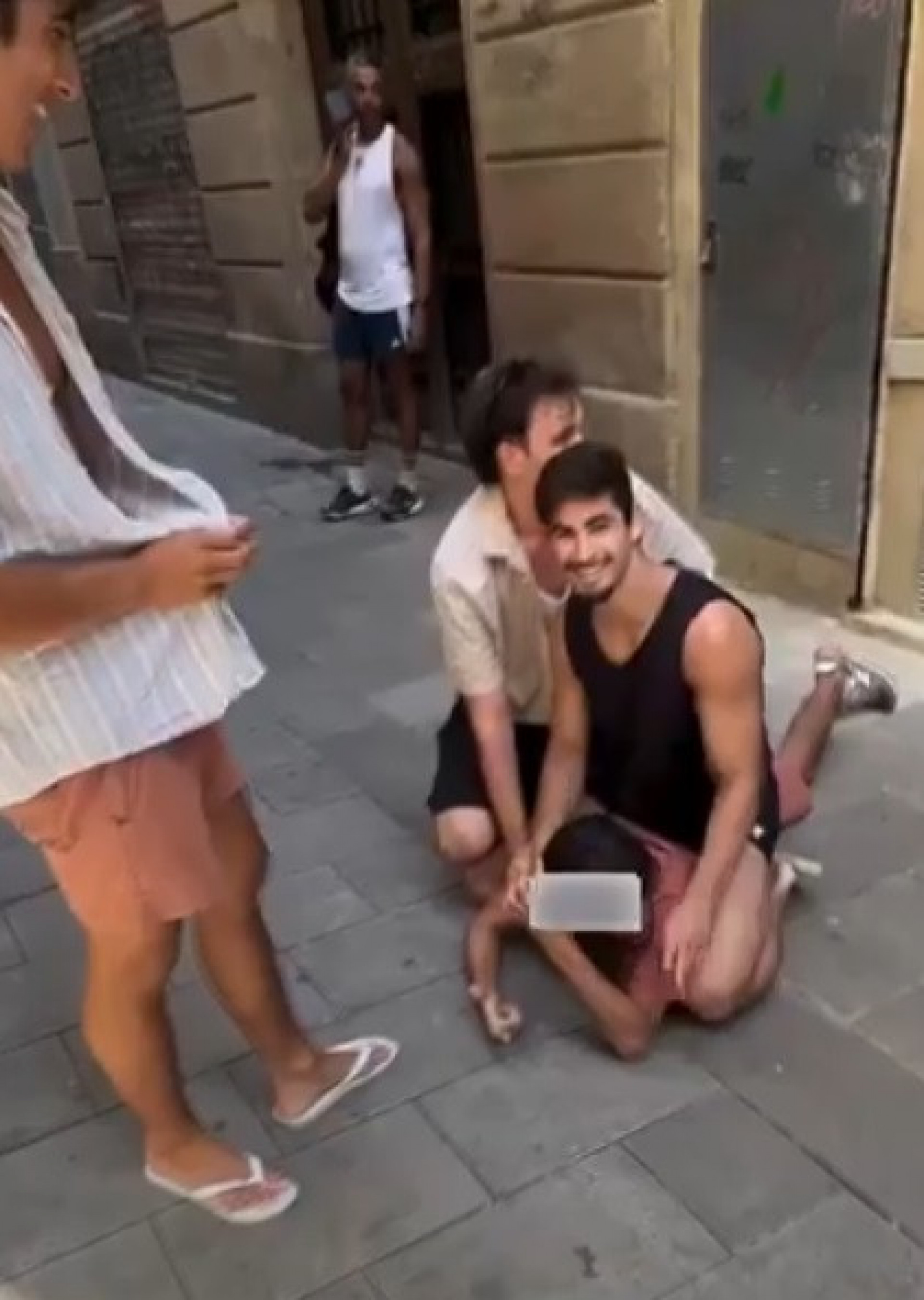 Irmãos brasileiros ajudam a prender ladrão em Barcelona e viralizam nas redes