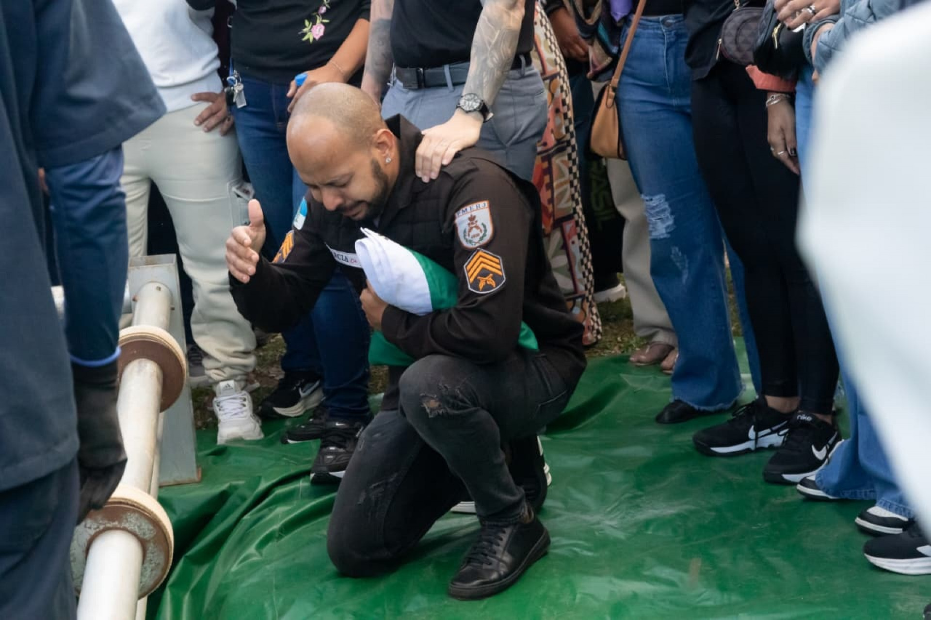 Enterro do PM Júlio César Garcia reuniu amigos e familiares nesta quinta (14), em Sulacap - Érica Martin/Agência O Dia