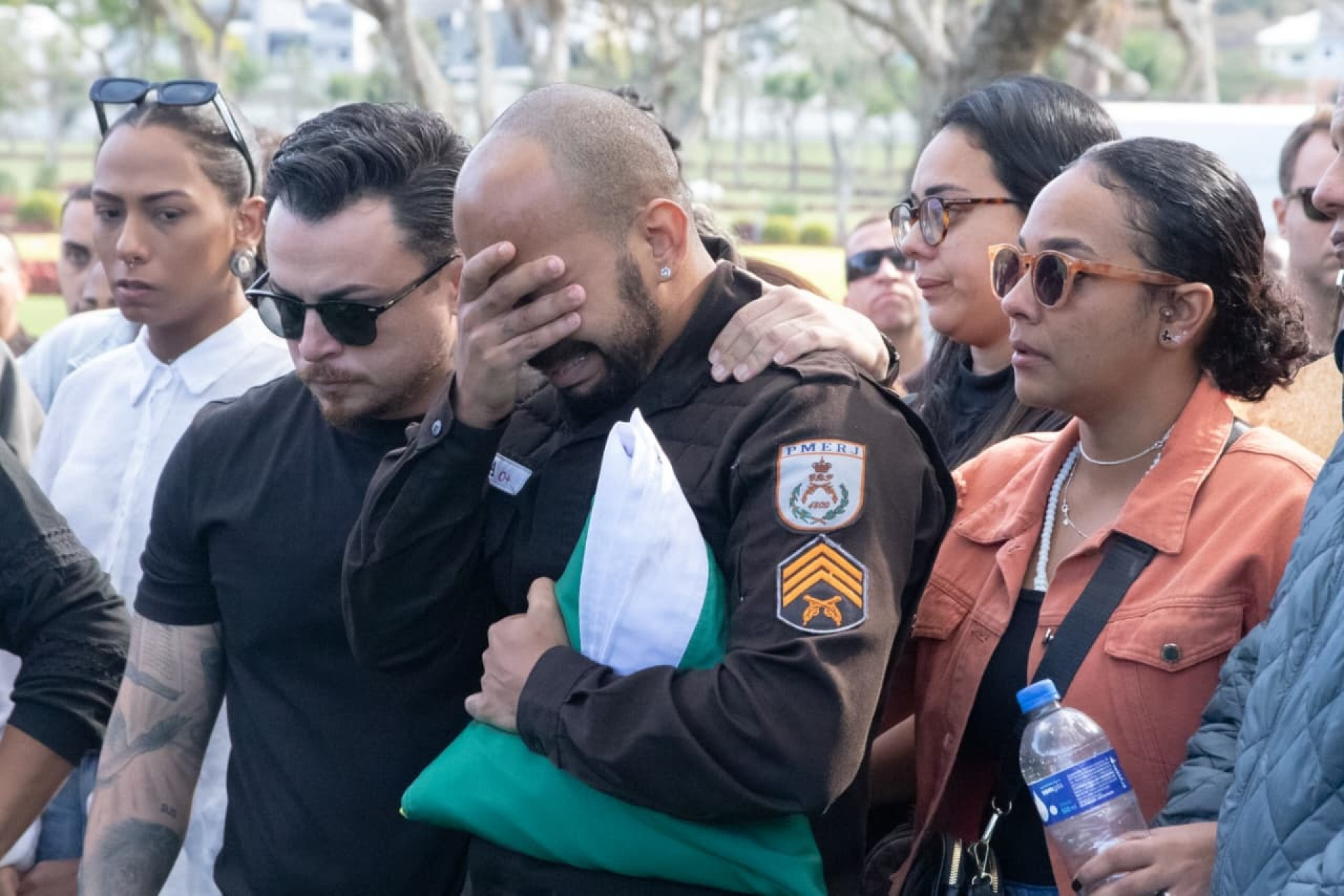 Enterro do PM Júlio César Garcia reuniu amigos e familiares nesta quinta (14), em Sulacap - Érica Martin/Agência O Dia