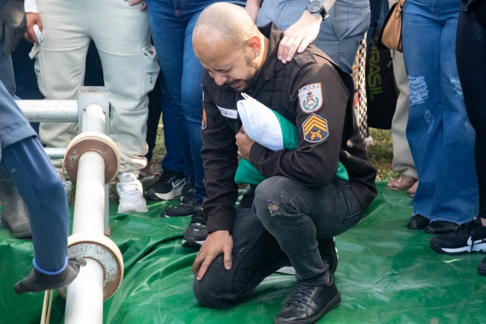 Enterro do PM Júlio César Garcia reuniu amigos e familiares nesta quinta (14), em Sulacap - Érica Martin/Agência O Dia