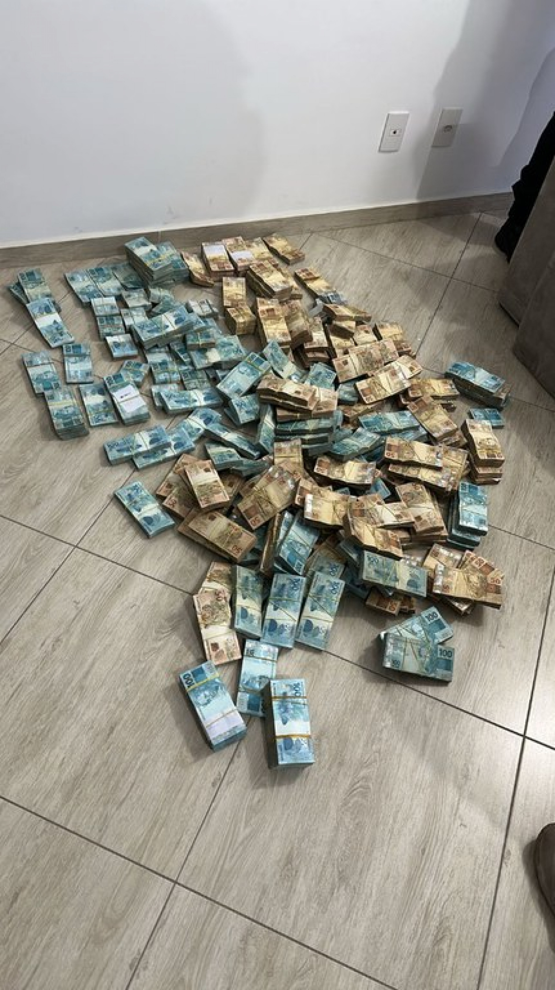 Dinheiro apreendido pela PF com servidor da Prefeitura de São Bernardo do Campo, na Grande SP

 - Divulgação/PF