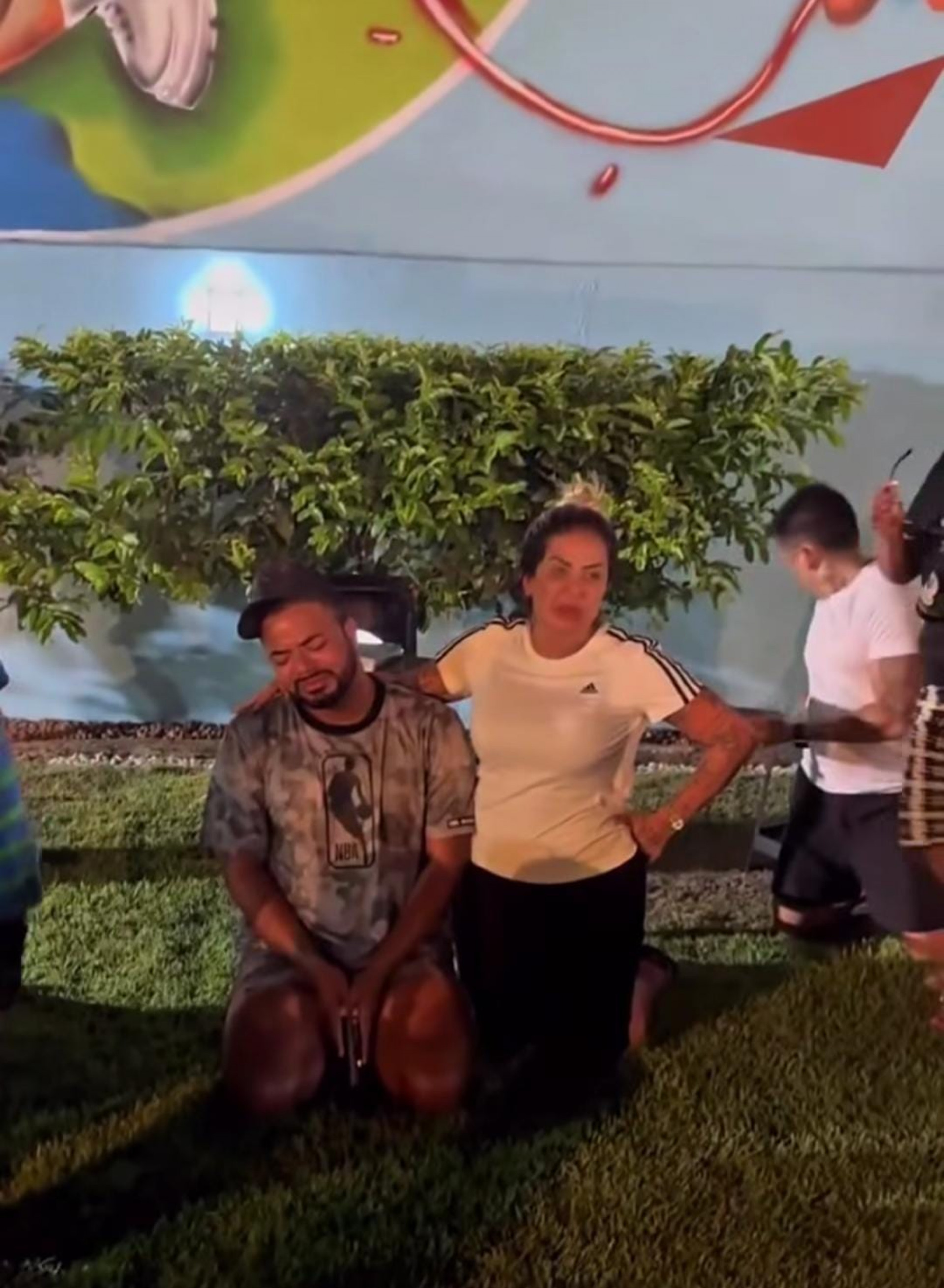 Hytalo Santos chora ajoelhado enquanto recebe oração de pastora - Reprodução de vídeo / Instagram