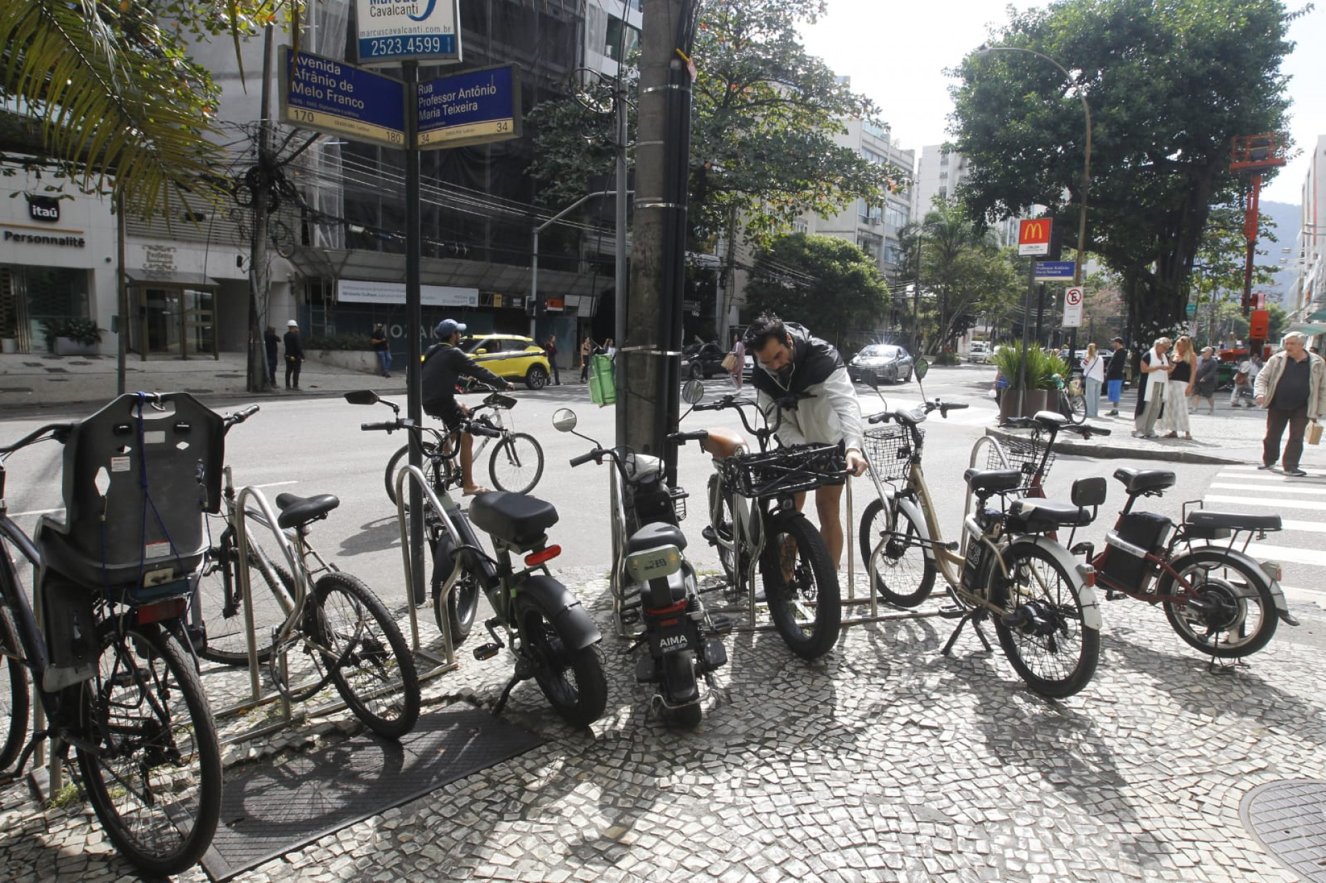 Grande movimentação de bicicletas na Praça General Osório, orla da Praia de Ipanema - Reginaldo Pimenta/Agência O DIA