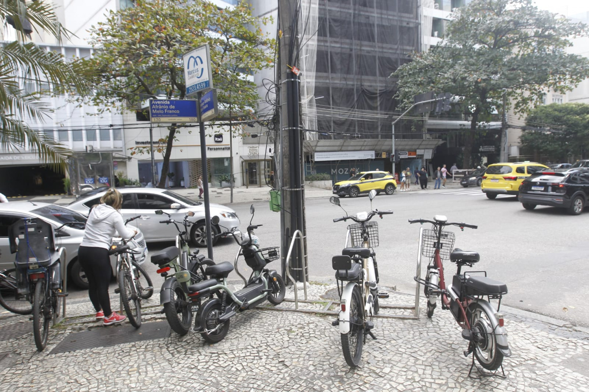 Grande movimentação de bicicletas na Praça General Osório, orla da Praia de Ipanema - Reginaldo Pimenta/Agência O DIA