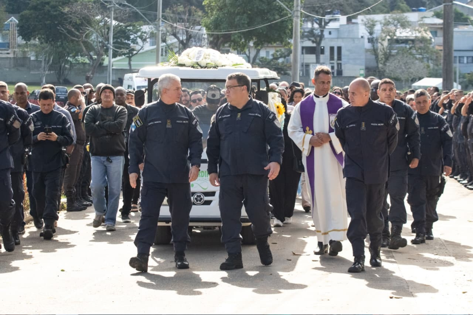 O coronel Marcelo de Menezes (E) e colegas de profissão no enterro do PM - Érica Martin/Agência O Dia