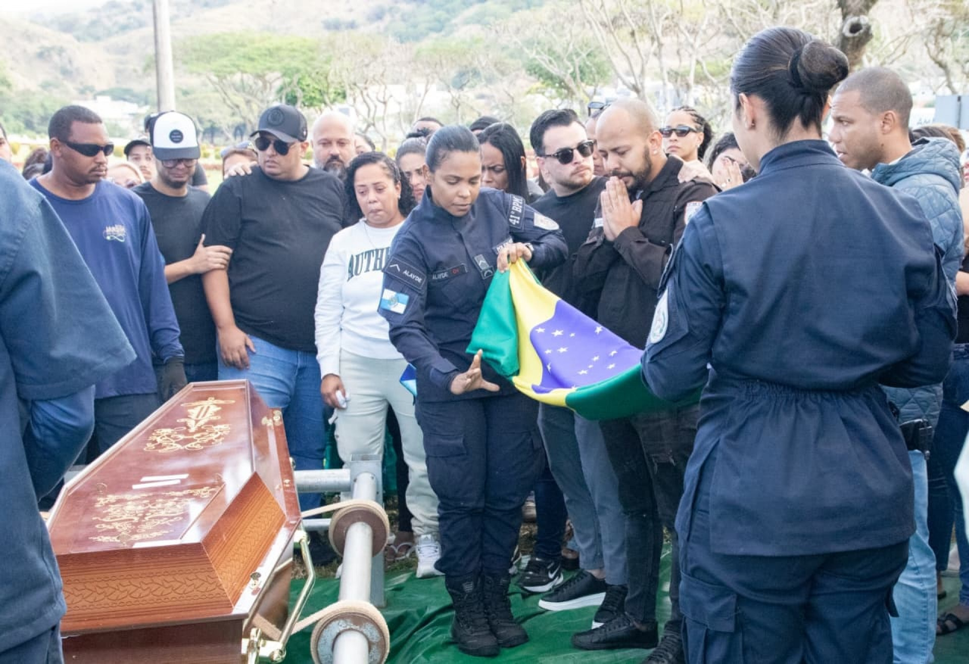 Colegas de profissão também estiveram presentes no velório e no enterro do PM - Érica Martin/Agência O Dia