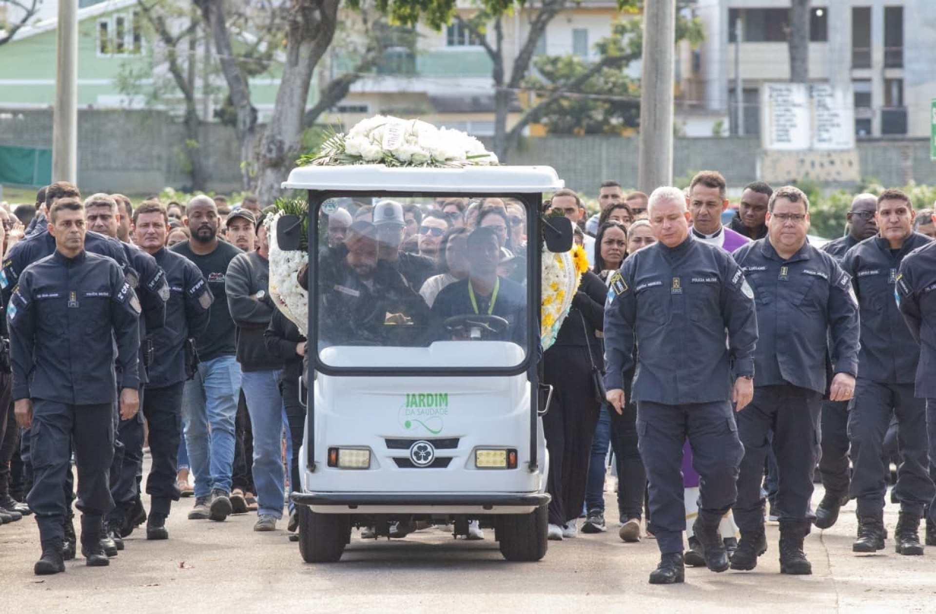 Colegas de profissão também estiveram presentes no velório e no enterro do PM - Érica Martin