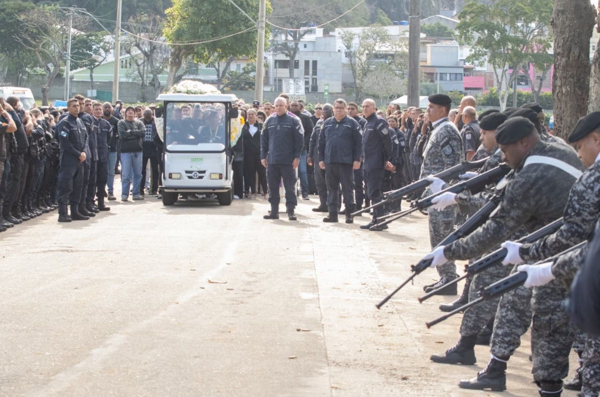 O sargento, lotado no 41º BPM (Colégio), foi homenageado com uma salva de tiros - Érica Martin/Agência O Dia