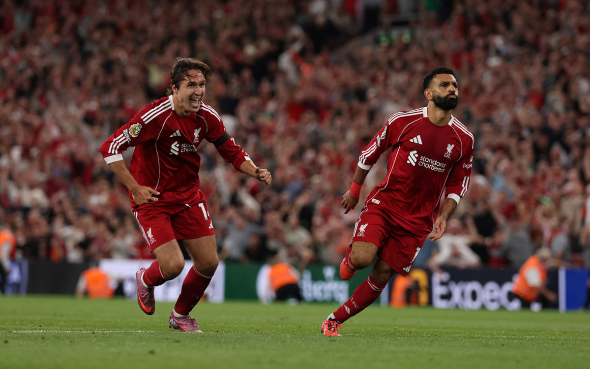 Salah comemora seu gol marcado ao lado de Chiesa