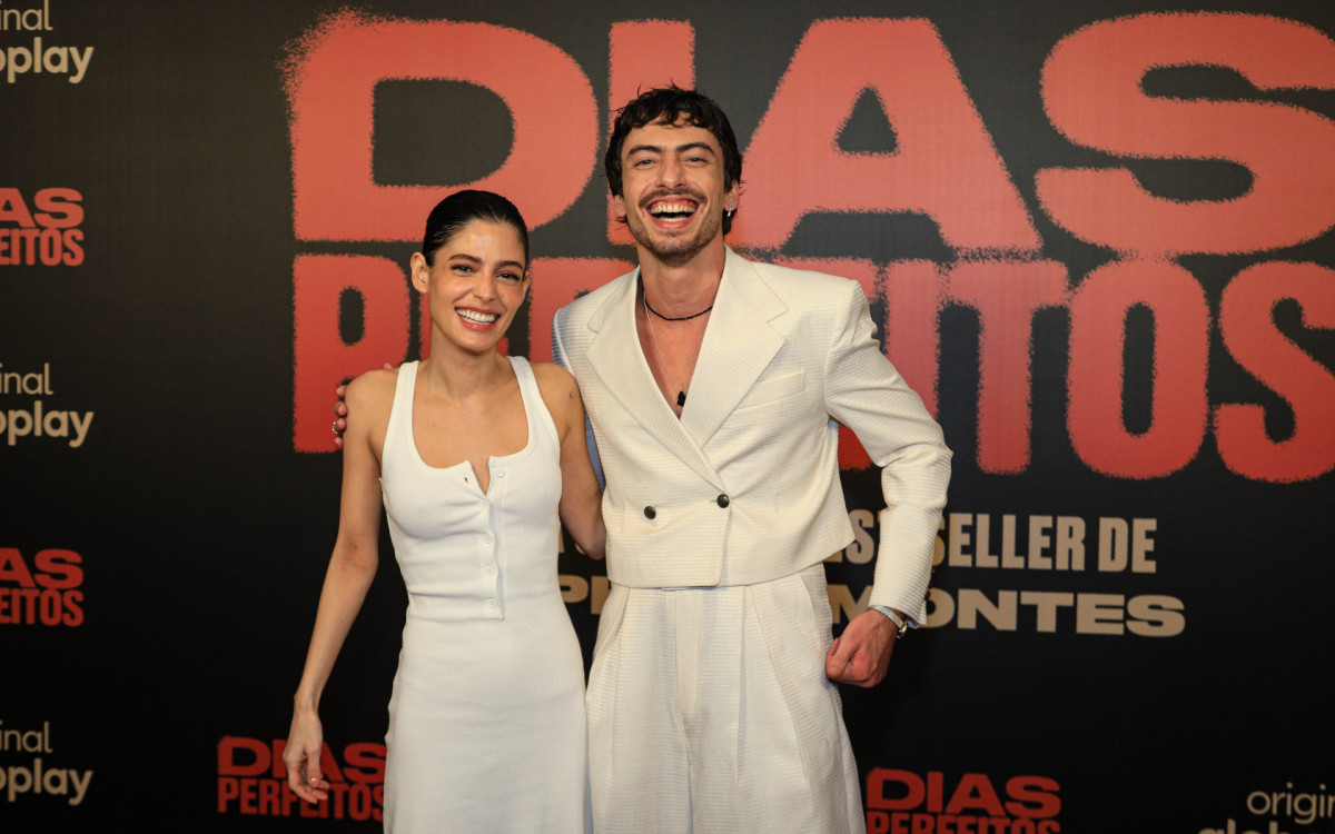Julia Dalavia e Jaffar Bambirra posam para cliques em festa de lançamento da série \'Dias Perfeitos\', no Copacabana Palace