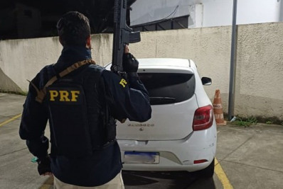 Carro roubado é recuperado em Petrópolis