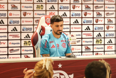 Arrascaeta lamenta polêmicas internas: 'Flamengo só perde para ele mesmo'