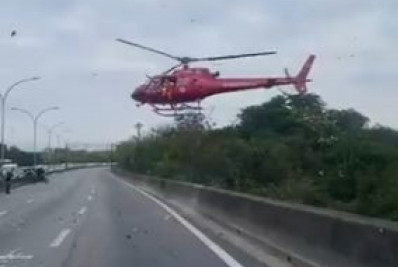 Helicóptero dos Bombeiros pousa na Linha Vermelha para resgatar vítima de acidente