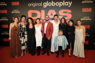 Elenco da série 'Dias Perfeitos' se reúne em festa de lançamento no Copacabana Palace