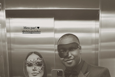 Carol Peixinho e Thiaguinho participam de baile de máscaras no aniversário da mãe do cantor