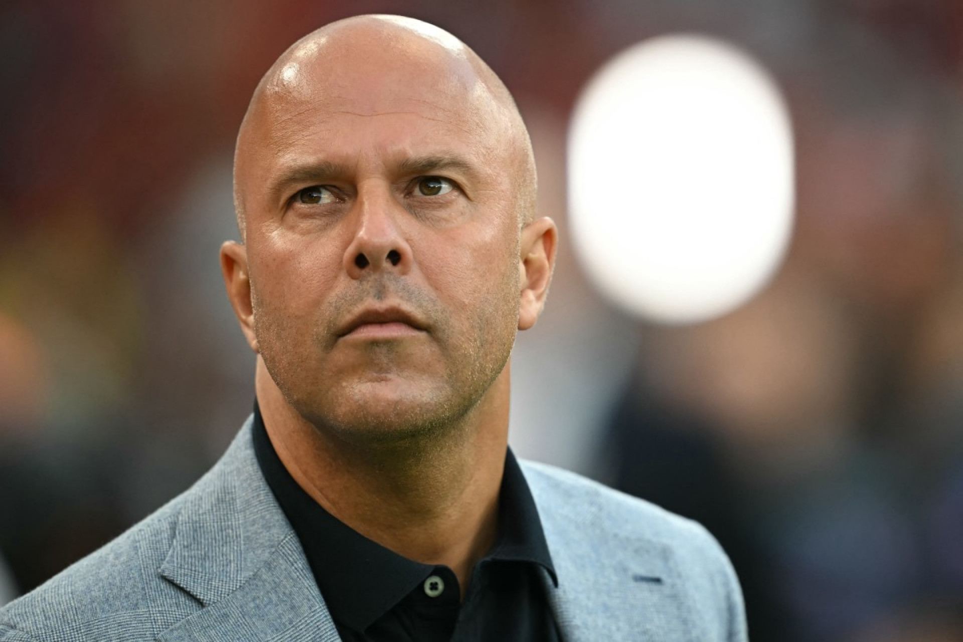 Liverpool anuncia saída de Arne Slot e inicia reformulação no elenco