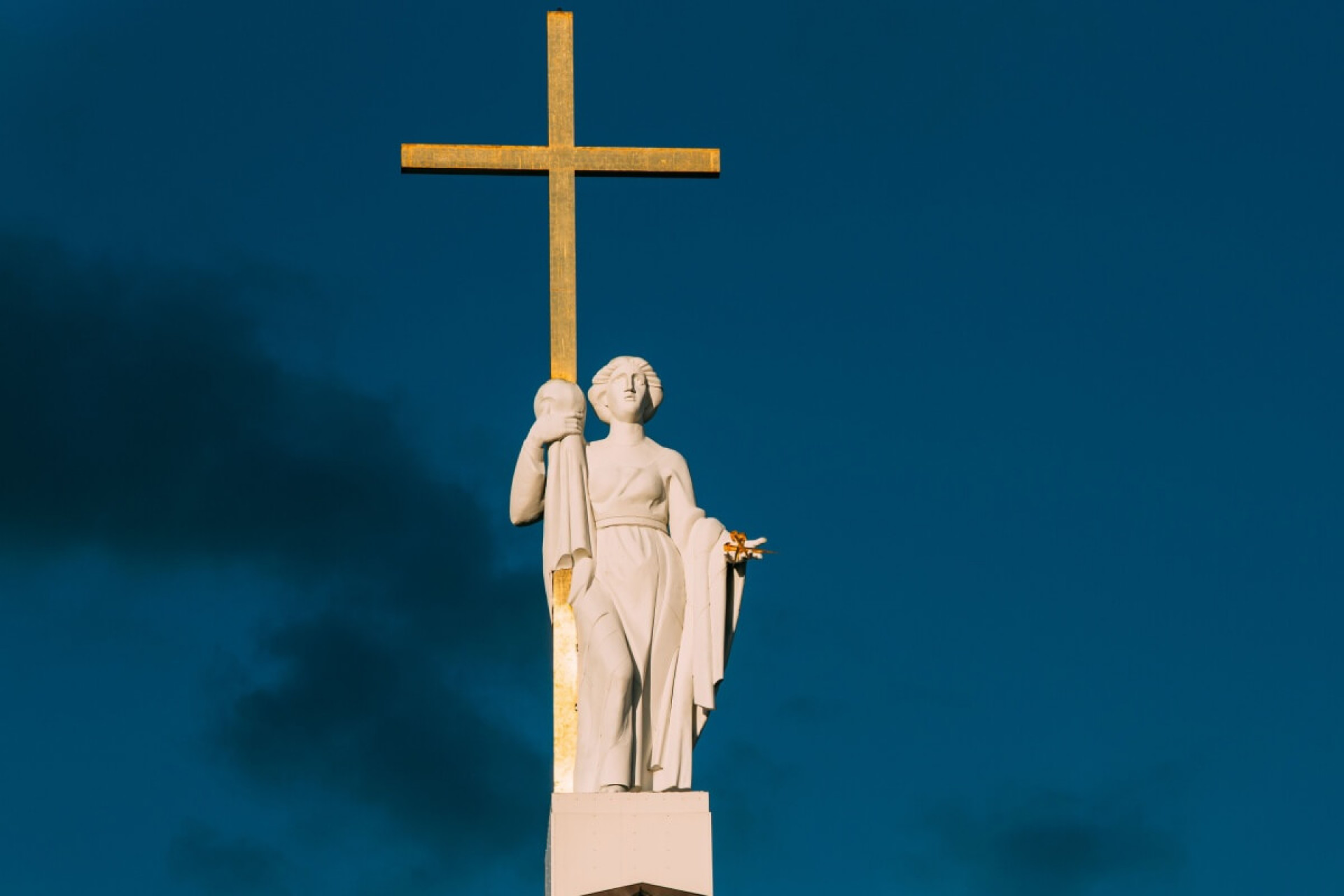 Ora&ccedil;&otilde;es &agrave; Santa Helena podem ser feitas para pedir ajuda (Imagem: George Trumpeter | Shutterstock)