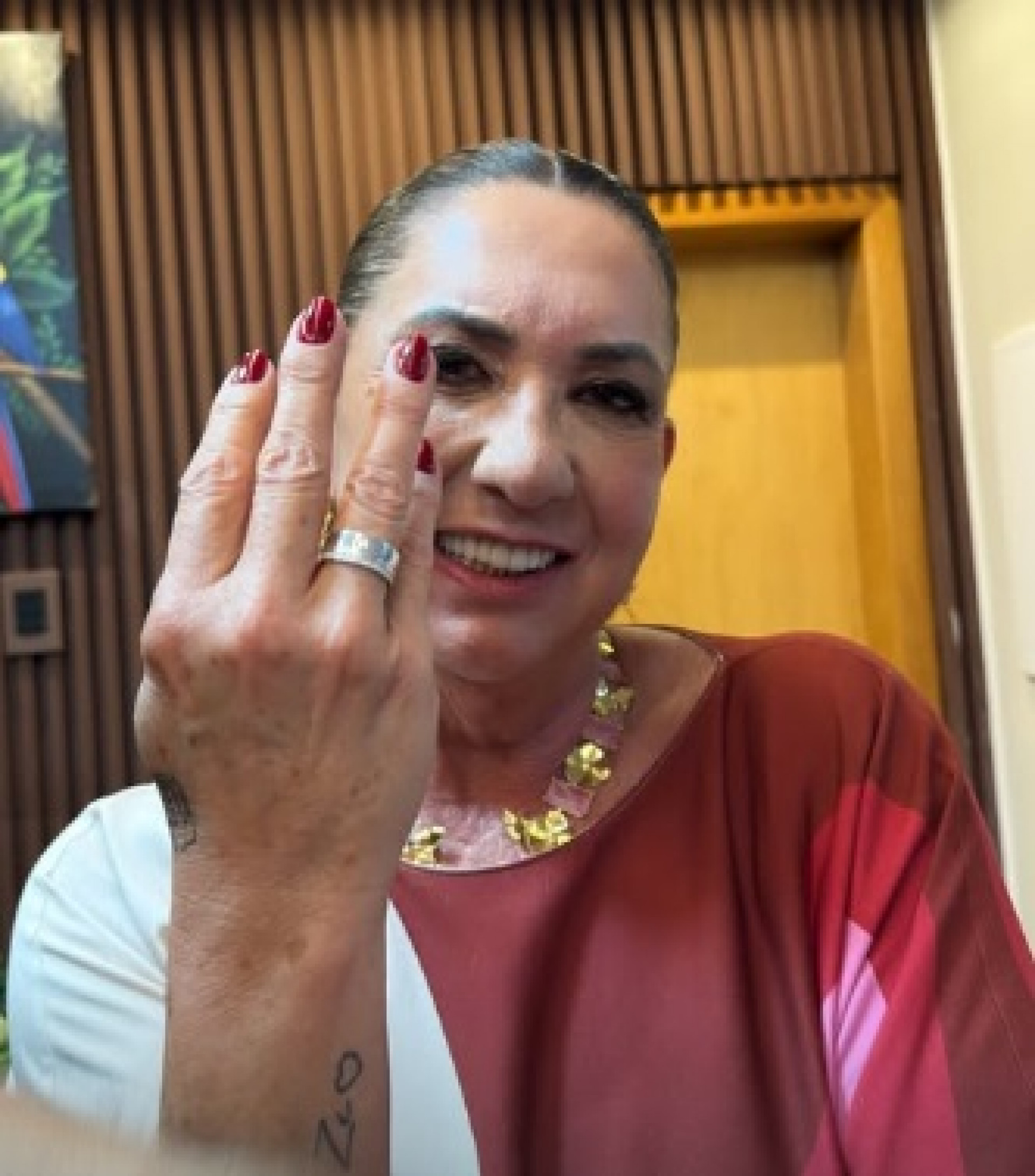 Margareth Serrão exibiu o anel de compromisso  - Reprodução/Instagram