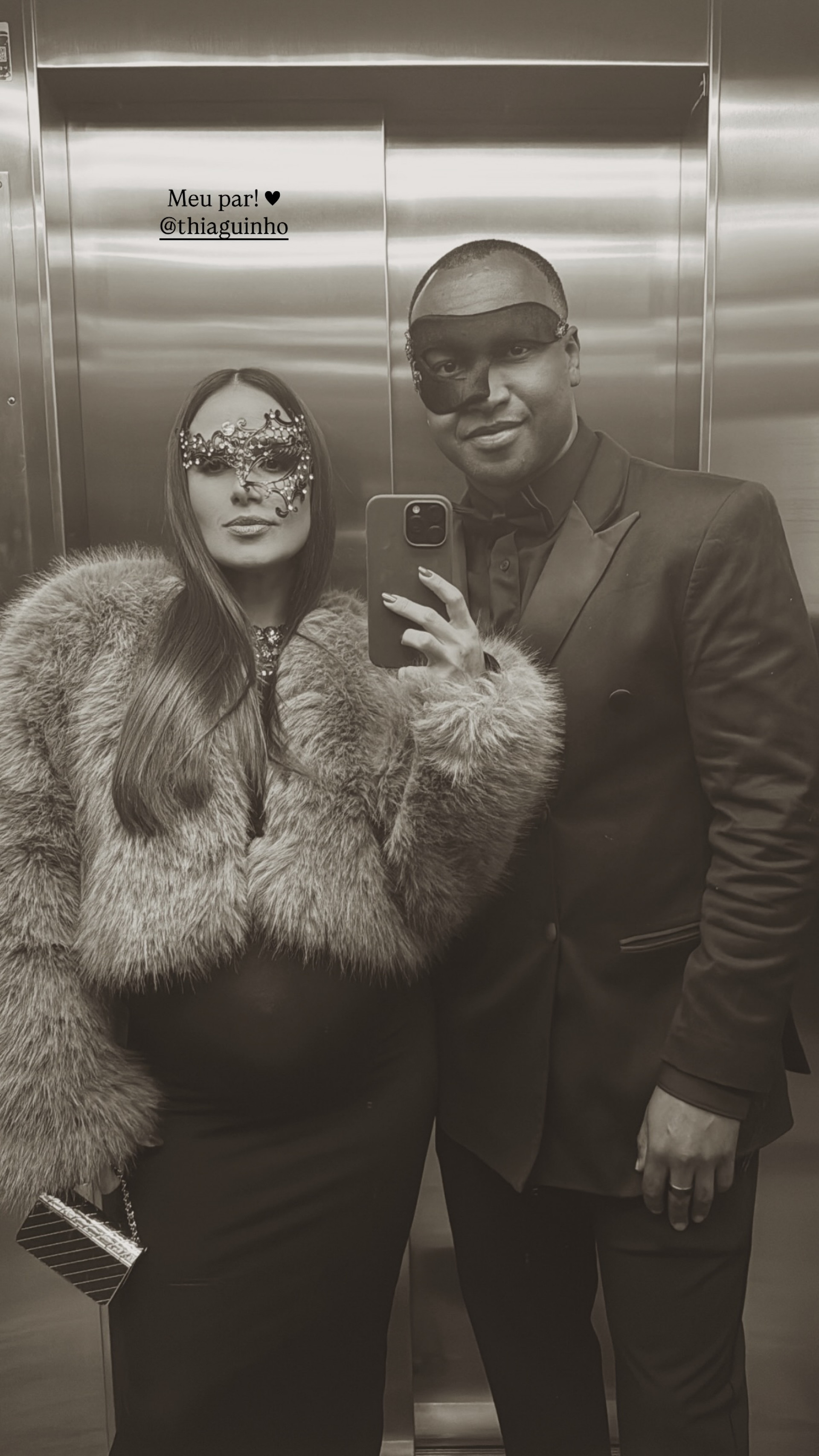 Carol Peixinho e Thiaguinho curtem baile de máscaras de aniversário da mãe do cantor - Reprodução / Instagram