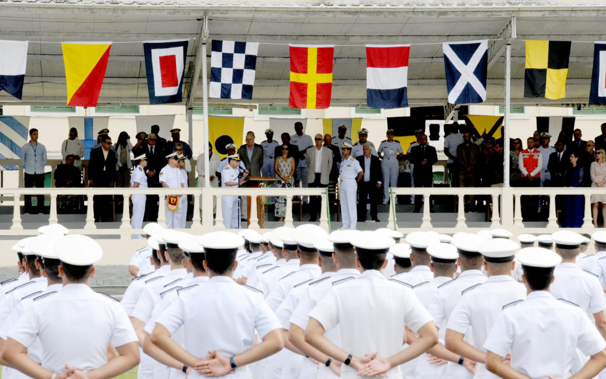 Autoridades civis e militares em comemoração ao aniversário do Colégio Naval